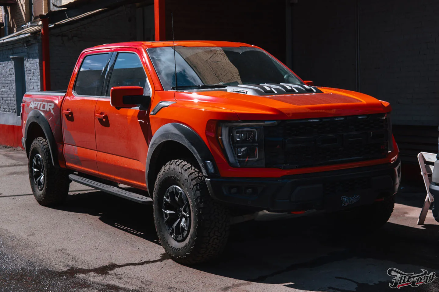 Фирменный шиномонтаж для Ford Raptor. Сколько весят эти огромные колеса?!